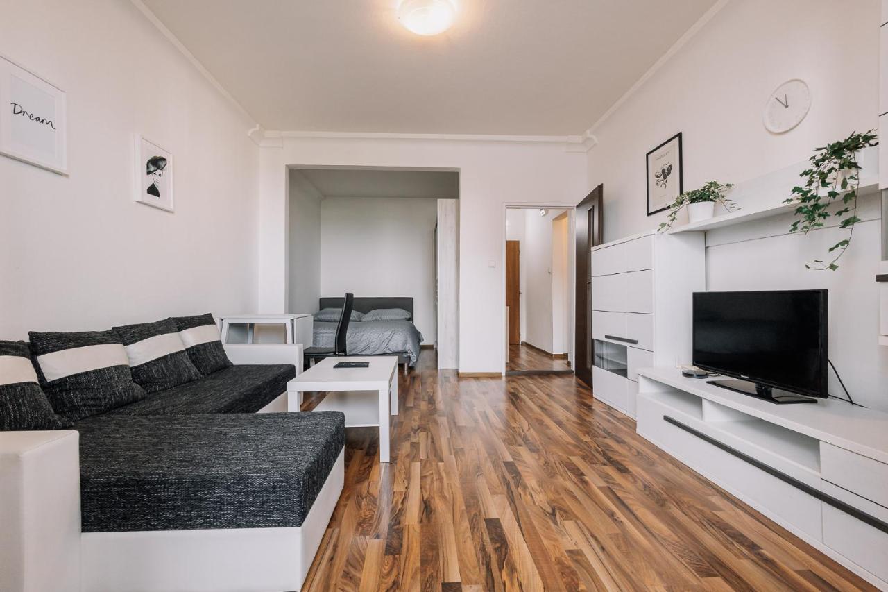 Cozy Apartment In Ruzinov Pressburg Exterior foto